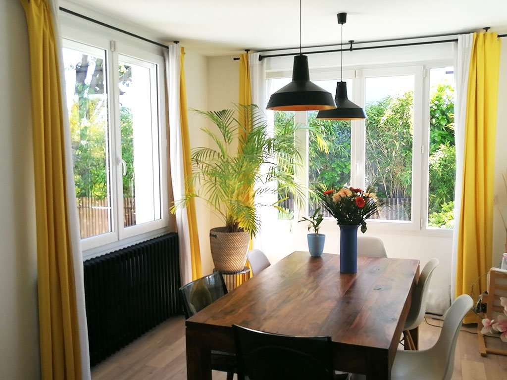 Salle à manger contemporaine noir et blanche et bois