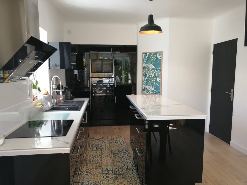 Cuisine contemporaine ouverte noire et blanche